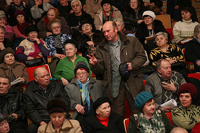 Пока активность жильцов можно наблюдать лишь на собраниях (Фото Юрия Шестернина)