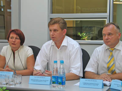  В. Липканский (в центре) объясняет преимущества проекта. (Фото Нины Князевой)