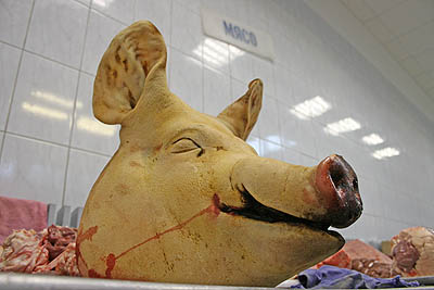 В сфере торговли вам могут реально подложить свинью. (Фото Юрия Шестернина)