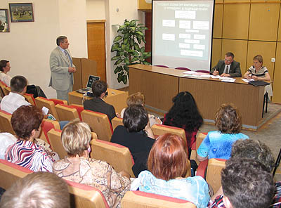 Начальник отдела окружающей среды ЛАЭС В. Олейник отвечает на вопросы участников слушаний (Фото Нины Князевой)