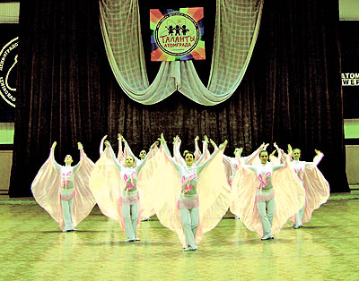  Танец «Фламинго» в исполнении сосновоборского коллектива «Энергия» покорил зрителей (Фото Нины Князевой)