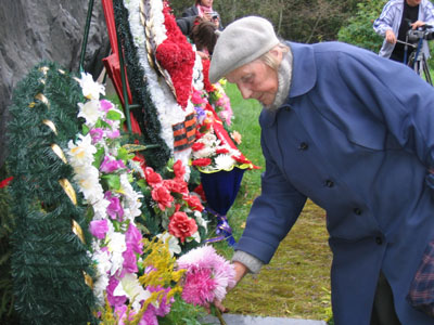 Евгения Алексеевна Тарасова возлагает цветы на рубеже, где воевала. (Фото Ю. Викториновича. Архив «Маяка»)