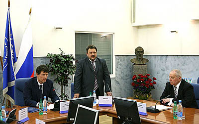  Нового директора В. Перегуду (в центре) представил глава концерна С. Обозов (слева) 