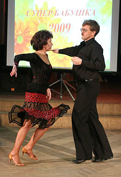  Танцует супербабушка И. Ильина (Фото Юрия Шестернина)