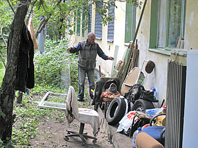  Мужчина, представившийся Олегом, считает, что его вещи под окнами дома № 2 по ул. Ленинской никому мешать не должны (Фото Юрия Шестернина)