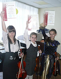 На фото — лауреаты конкурса (слева направо): Ольга Мышанская, Катя Комарова, Настя Пивоварова. 
