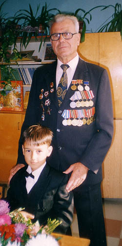 Ветеран Великой Отечественной войны Иван Иванович Апостолевский с правнуком Иваном 