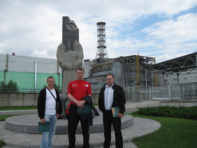  Сосновоборская делегация у памятника жертвам Чернобыля. (Фото Артема Шматковского)
