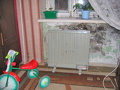  На месте, где должны быть радиаторы, в квартире № 19 установлены электронагреватели. Слева виден стояк, проходящий через комнату «транзитом» (Фото Ю. Викториновича)