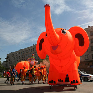 Фестиваль уличных театров «Рыжий слон» (г. Ломоносов). (Фото Юрия Шестернина)