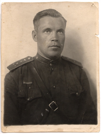  Иван Титов. Фотография сделана в 1943 году в Москве (после ранения и госпиталя), подпись на обороте: «Томуське от папы».
