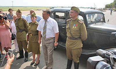  Председатель комитета по печати В. Угрюмов (справа) со своей командой по-военному встретили губернатора В. Сердюкова (в центре) (Фото Дмитрия Евсеева)