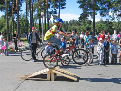 «Акробатика» воспитанников велосекции. (Фото Нины Князевой)