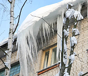  На 50 лет Октября, 14 сосулька врастает в окно (Фото Юрия Шестернина)