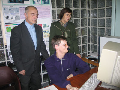 За компьютером — Андрей Малов со старшими коллегами Т. Шереметьевой и Г. Филипповым. (Фото Нины Князевой)