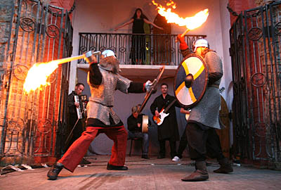  И концерт, и спектакль, и огненное представление — этноперфоманс в Андерсенграде (Фото Юрия Шестернина)