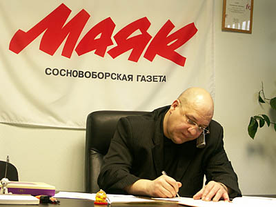 Вадим Рябов во время «прямой линии» в «Маяке». (Фото Юрия Шестернина)