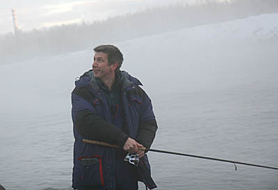  Где только ни ловил рыбу корреспондент телепередачи Е. Кузнецов... (Фото Юрия Шестернина)