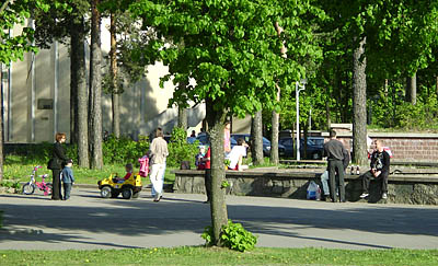  На площади у ДК отдыхают не только дети... (Фото Нины Князевой)