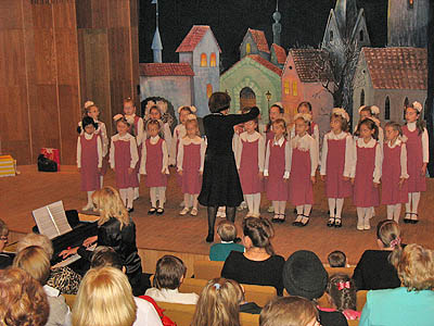  Новый хор девочек только начинает путь к вершине музыкального Олимпа (Фото Натальи Козарезовой)