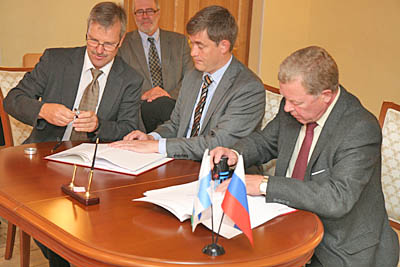  Директор СМУП «Водоканал» А. Целенко (справа) уверен, что благотворное сотрудничество с нашими северными соседями продолжится в будущем 