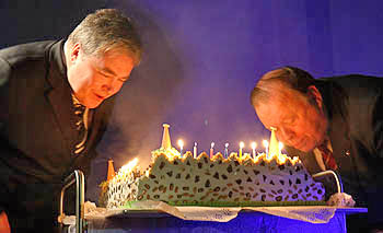 На праздничном торте — 35 свечей (Фото Юрия Шестернина)