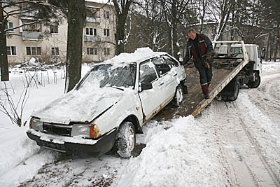  Брошенные автомобили перевозятся на неохраняемую стоянку (Фото Юрия Шестернина)