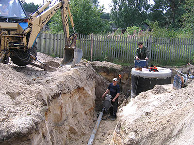 Укладываются последние метры водопроводной трубы (Фото Ю. Викториновича)