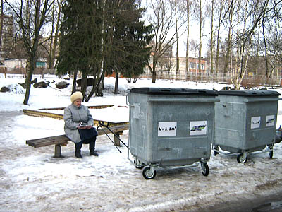  Скамейка для отдыха с видом на мусорные контейнеры 
