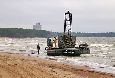  Неуправляемое мини-судно прибило к нашему берегу (Фото Нины Князевой)