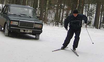 Автомобилю не место на лыжне. И ГАИ намерено бороться с нарушителями. (Фото Виктора Поповичева)