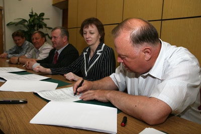 Соглашение подписывает координатор комиссии В. Некрасов. (Фото Юрия Шестернина)