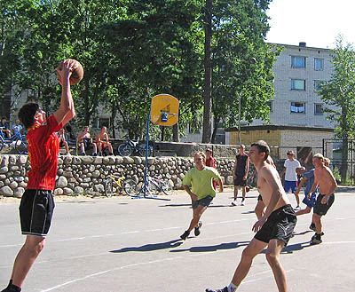 Стритбол становится популярным в Сосновом Бору. (Фото Виктора Поповичева)