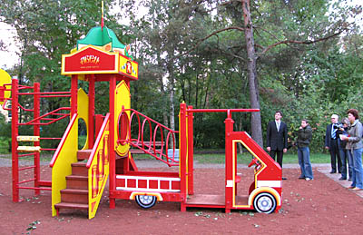  «Пожарный паровоз» — это уже четвертая фирменная детская площадка (Фото Виктора Поповичева)