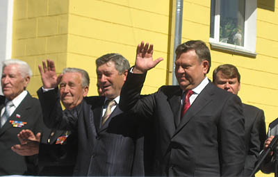 Участников праздника приветствовал губернатор Ленинградской области В. Сердюков (Фото Станислава Селина)