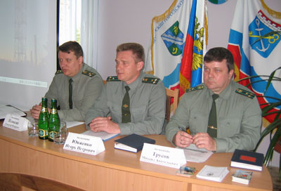 Рабочий момент пресс-конференции (слева направо — А. Плаксин, И. Ювженко, М. Трусов). (Фото Виктора Поповичева)