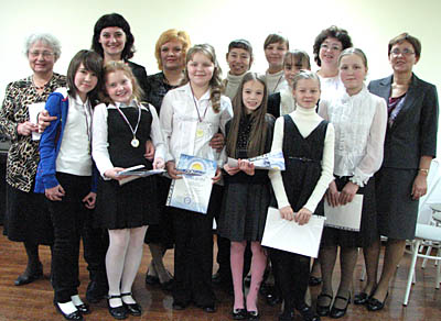  Участники конкурса (младшая и средняя группы) с преподавателями (Фото ДМШ «Балтика»)