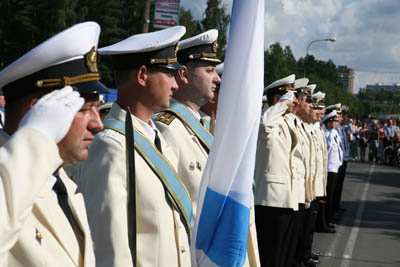 По традиции, празднование Дня Военно-Морского флота в нашем городе началось парадом военных моряков на улице Солнечной. Продолжилось в Липово. (Фото Юрия Шестернина)