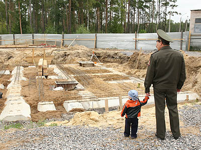На этом месте будет дом для семей военнослужащих (Фото Юрия Шестернина)