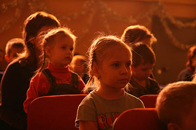  Юные зрители, не отрываясь, смотрели на сцену... (Фото Юрия Шестернина)
