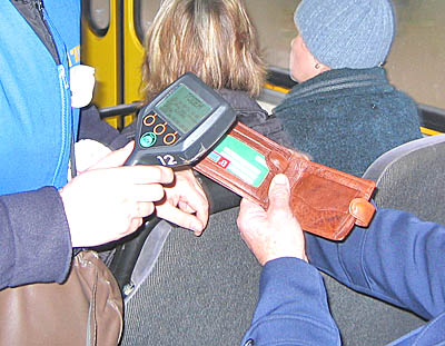  Валидаторы позволяют использовать социальные билеты (Фото Виктора Поповичева)