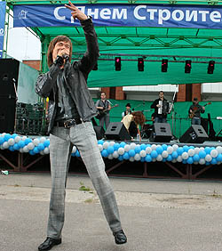 Стас Пьеха не только пел сам, но и заставил петь всю площадь (Фото Юрия Шестернина)
