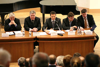  Н. Пасяда (в центре): Наша цель — координировать действия участников сооружения ЛАЭС-2. (Фото Юрия Шестернина)