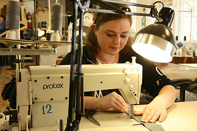 У швейной профессии — женские руки (Фото Юрия Шестернина)
