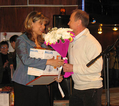 Руководитель «Ювенты» Ф. Мельников поздравляет победительницу конкурса Е. Ушакову (Фото Натальи Козарезовой)