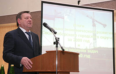  В. Сердюков в целом остался доволен итогами визита и ответил на все вопросы сосновоборцев. (Фото Юрия Шестернина)