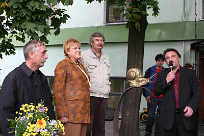 Владимир Петровичев (первый слева) на открытии «Улитки»