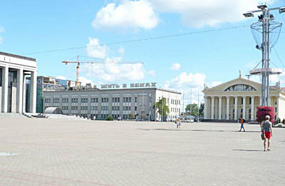  Октябрьская площадь — чисто, просторно, малолюдно (Фото Карла Ренделя)