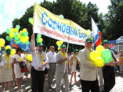  Делегация Соснового Бора — в колонне участников шествия (Фото Ирины Алексеевой)