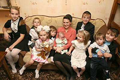  У мамы Ольги Кравцовой 9 детей. Публикацию об этой семье читайте в этом номере (Фото Юрия Шестернина)